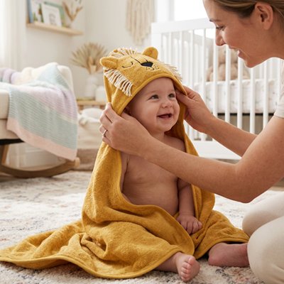 Cape de bain bébé a capuche lion