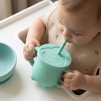 Gobelet bebe avec paille intégrer vert